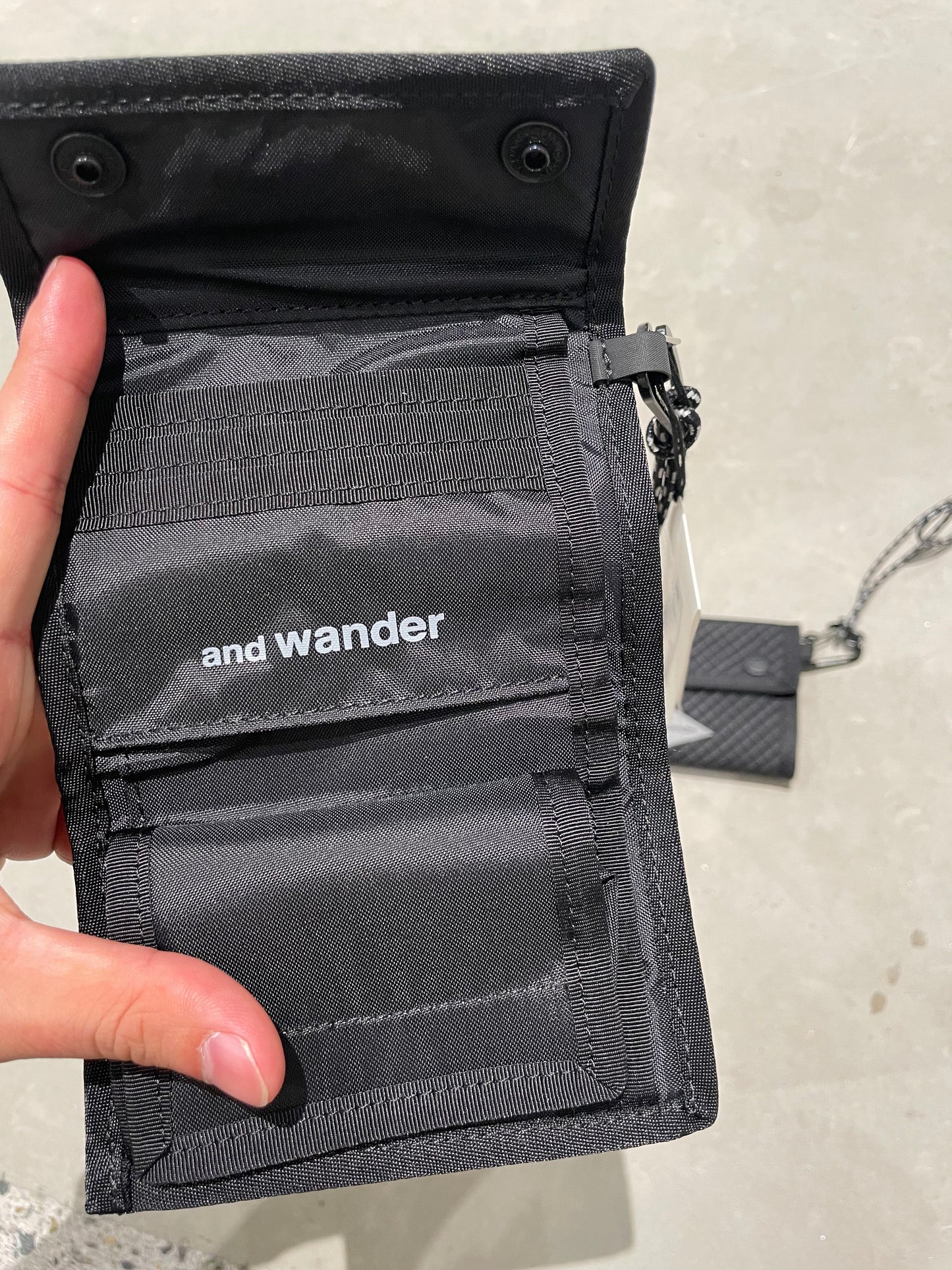 【and wander】 reflective rip wallet